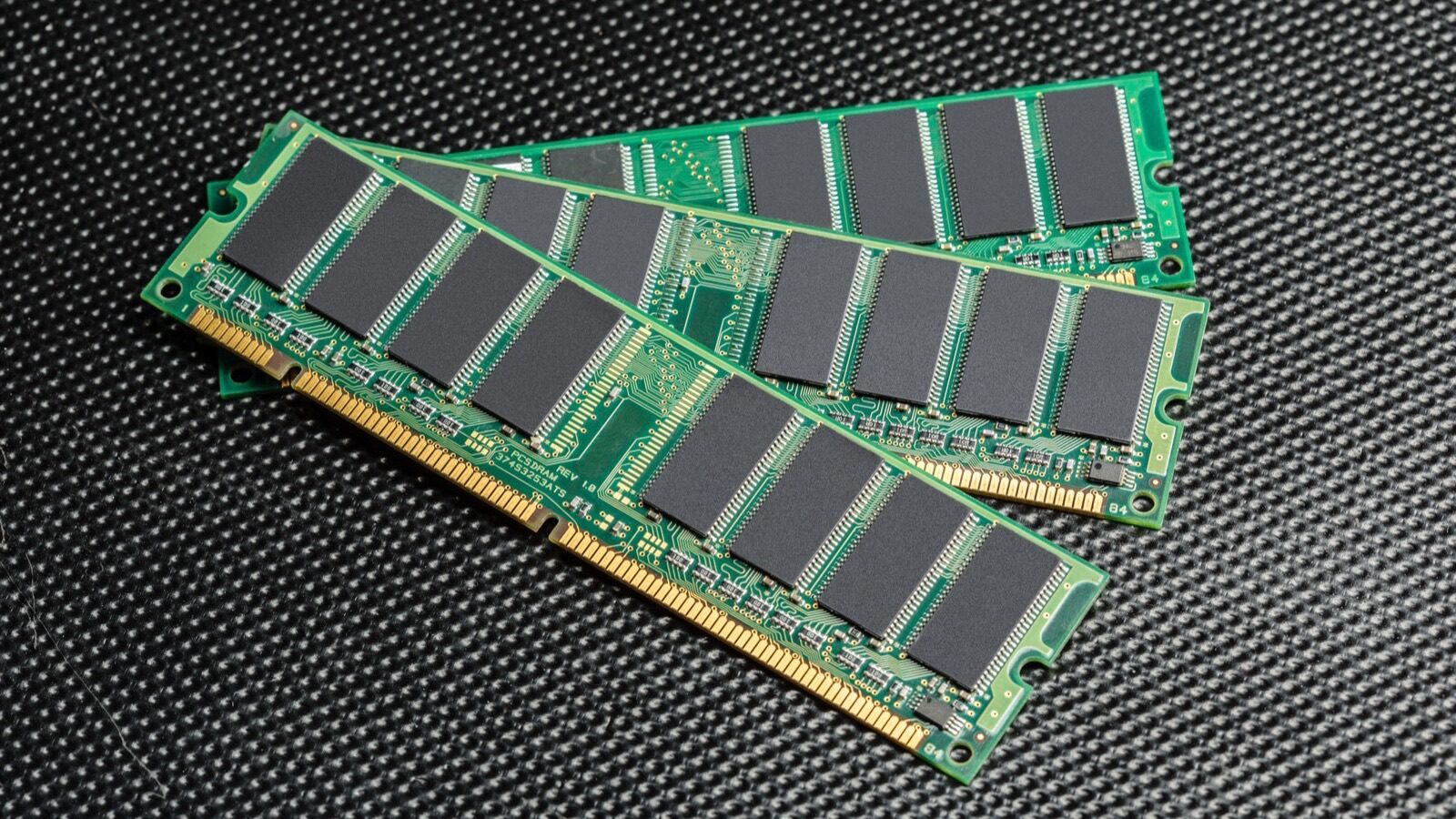 Deux barrettes de mémoire vive posées sur un fond sombre